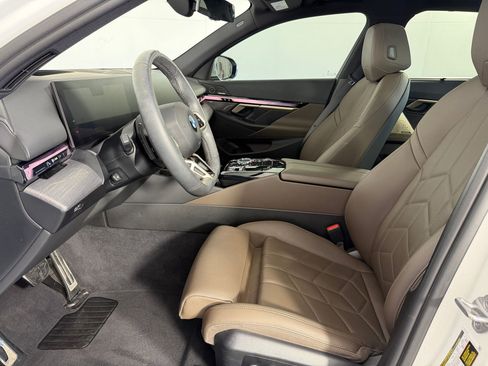 Used 2024 BMW 540i xDrive w/ Executive Package image 5