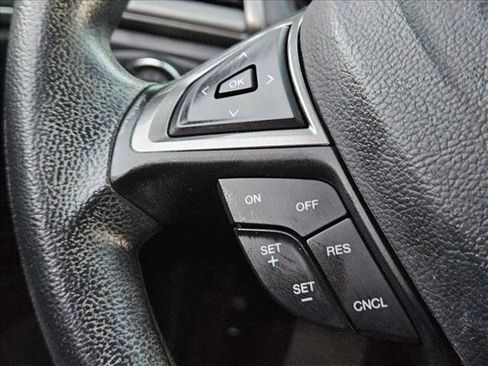 Used 2017 Ford Fusion SE w/ Fusion SE Technology Package image 12