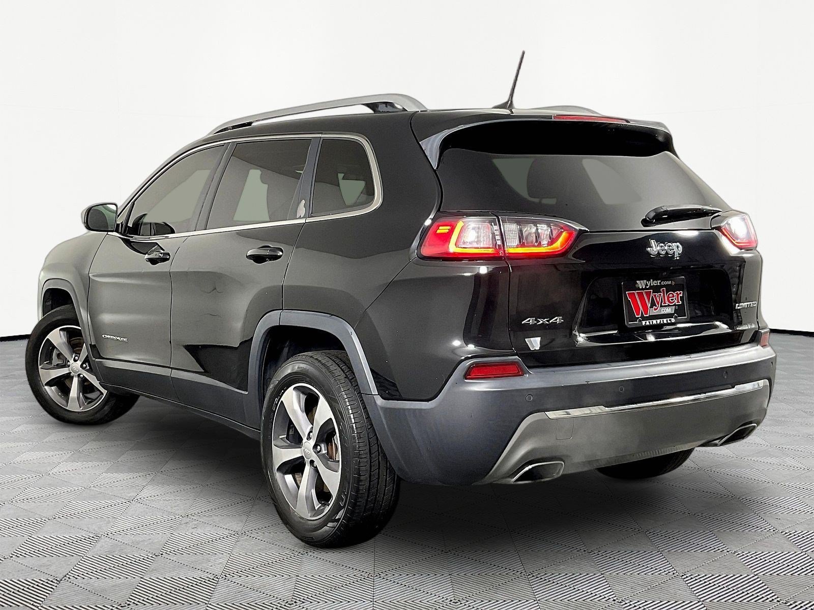 Used 2019 Jeep Cherokee Limited AWD/4WD image 4