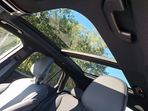 Used 2025 Mercedes-Benz GLC 300 4MATIC image 14