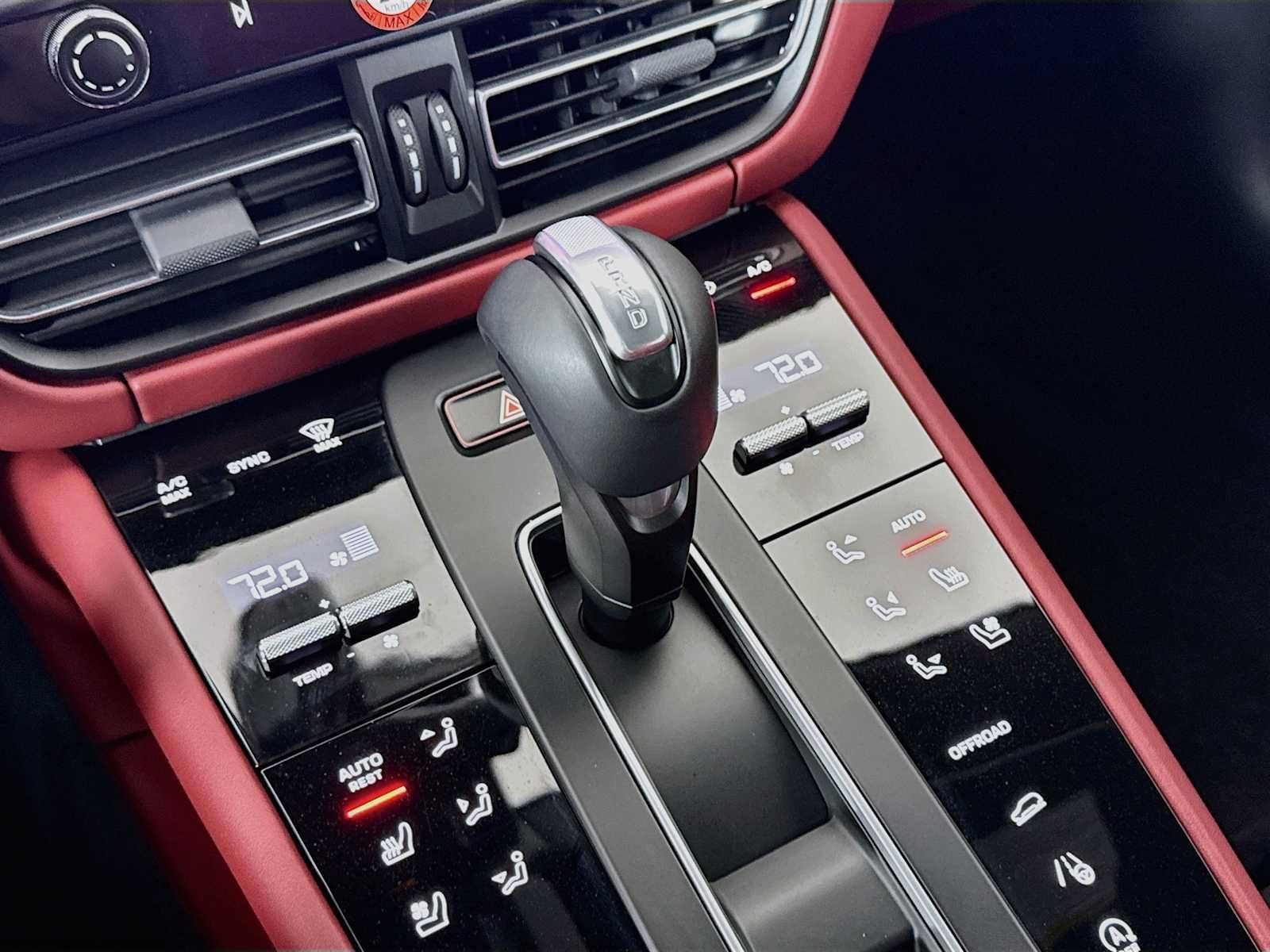 Certified 2025 Porsche Macan AWD/4WD image 20
