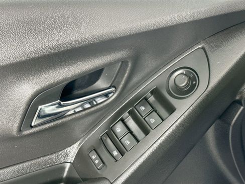 Used 2020 Chevrolet Trax LT w/ LT Convenience Package image 16