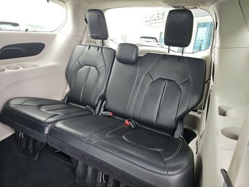 Used 2022 Chrysler Pacifica Touring-L image 26