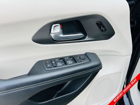 Used 2024 Chrysler Pacifica Touring-L image 12