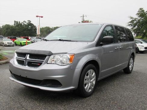 Used 2018 Dodge Grand Caravan SE w/ UConnect Hands-Free Group image 3