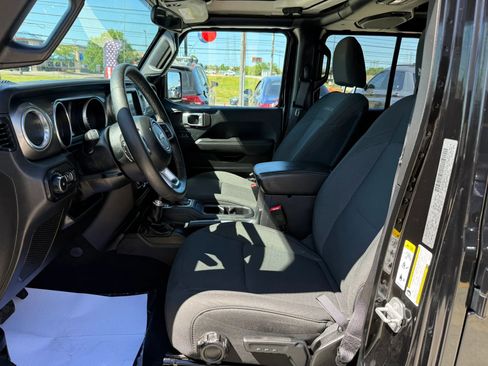 Used 2018 Jeep Wrangler Unlimited Sahara w/ LED Lighting Group AWD/4WD image 18