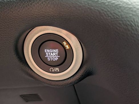 Used 2025 Chrysler Pacifica Select FWD image 23