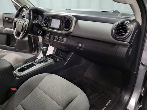 Used 2019 Toyota Tacoma SR5 w/ SR5 Appearance Package (SM) AWD/4WD image 23