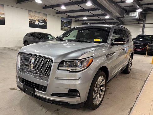 Used 2023 Lincoln Navigator Reserve AWD/4WD image 3