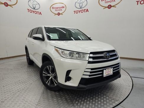 Used 2017 Toyota Highlander LE image 1