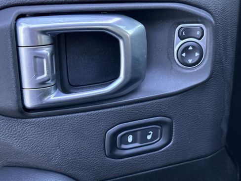 Used 2020 Jeep Wrangler Unlimited Sahara image 11