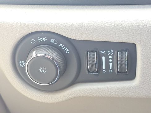 Used 2024 Chrysler Pacifica Touring-L FWD image 25