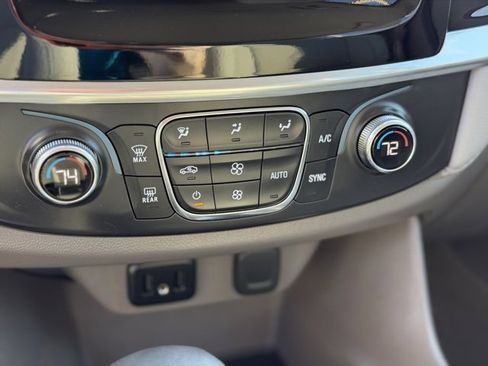 Used 2021 Chevrolet Traverse LT image 28