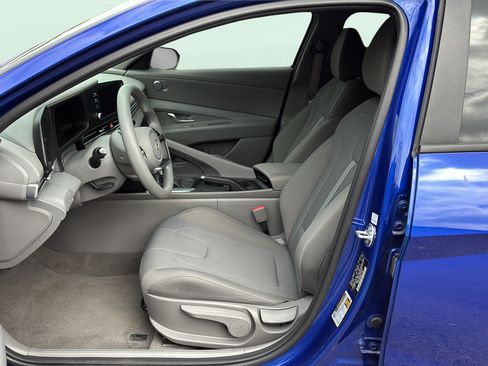 Certified 2025 Hyundai Elantra SE FWD image 12