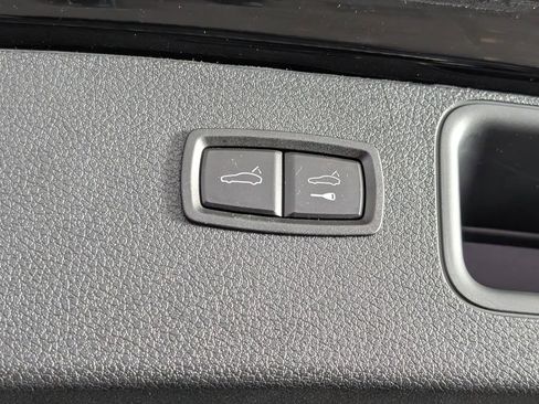 Certified 2025 Porsche Macan image 18