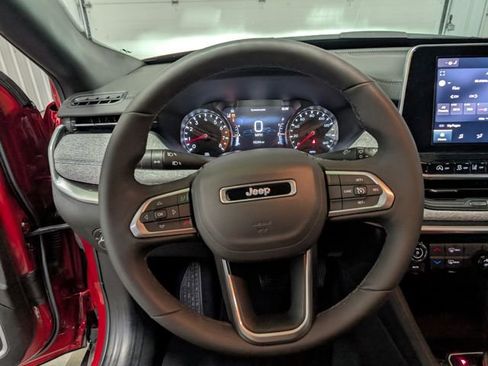 Used 2025 Jeep Compass Latitude AWD/4WD image 16