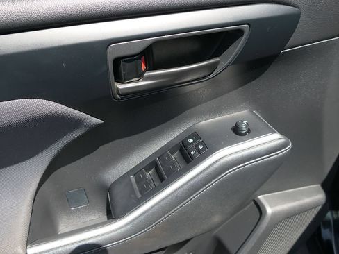 Used 2024 Toyota Highlander LE FWD image 10