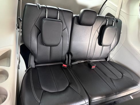 Used 2024 Chrysler Pacifica Touring-L FWD image 17