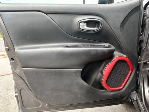 Used 2019 Jeep Renegade Trailhawk AWD/4WD image 13