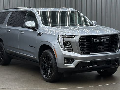 Used 2025 GMC Yukon XL Denali w/ Sun & Power Step Package AWD/4WD image 7