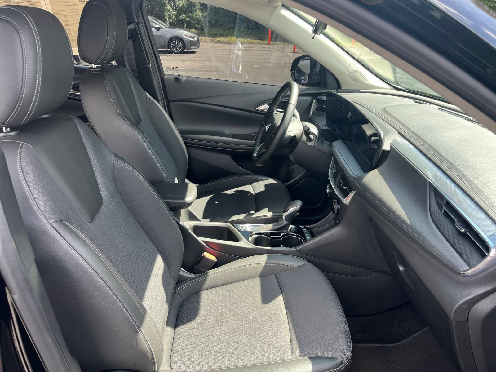 Used 2025 Buick Encore GX Preferred AWD/4WD image 38