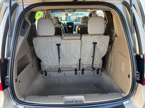 Used 2014 Chrysler Town & Country Touring-L w/ Driver Convenience Group image 12