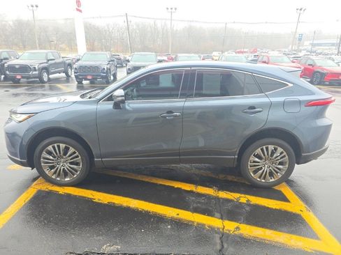 Used 2024 Toyota Venza Limited image 7
