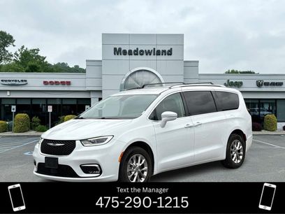 Used 2021 Chrysler Pacifica Touring-L w/ Uconnect Theater Family Group