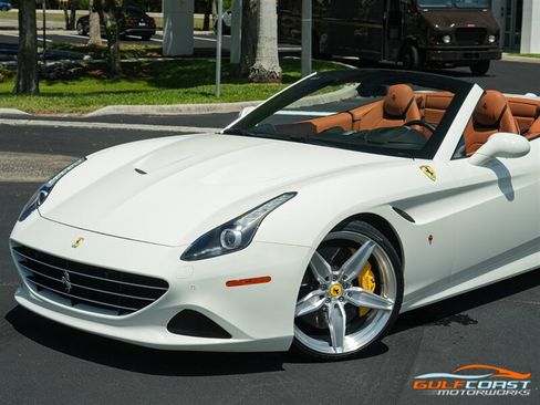 Used 2017 Ferrari California T RWD image 9