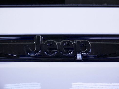 Used 2024 Jeep Grand Cherokee Altitude image 13