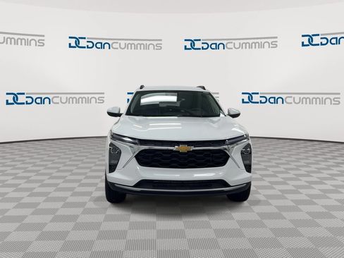 Used 2025 Chevrolet Trax LT FWD image 3