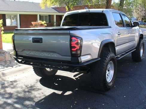 Used 2017 Toyota Tacoma TRD Off-Road image 6