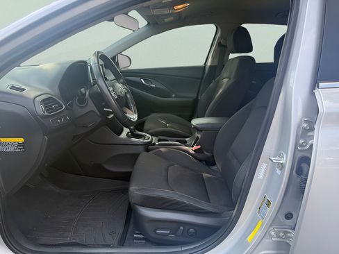 Used 2018 Hyundai Elantra GT w/ Style Package 02 FWD image 9