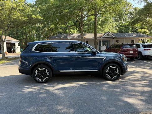 Used 2023 Kia Telluride EX w/ EX Captain's Chair Package image 5