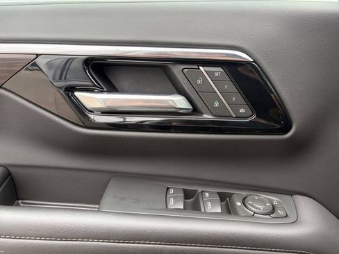 Used 2025 Chevrolet Suburban Z71 AWD/4WD image 4