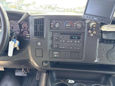 Used 2005 Chevrolet Express 3500 RWD image 17