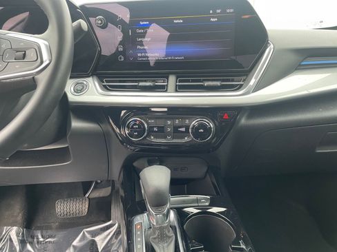Used 2025 Chevrolet Trax LT w/ LT Convenience Package image 18