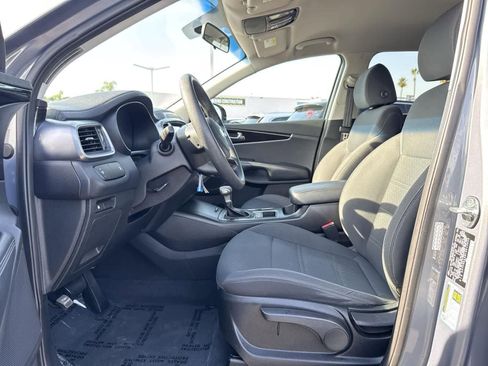 Used 2020 Kia Sorento AWD V6 image 2