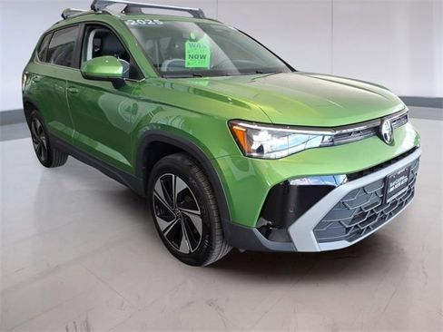 Used 2025 Volkswagen Taos SE w/ Panoramic Sunroof Package image 1