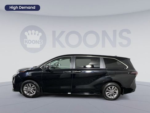 Used 2023 Toyota Sienna XLE image 1