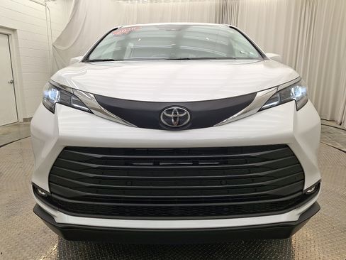 Used 2026 Toyota Sienna XLE FWD image 24