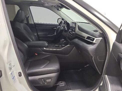 Used 2021 Toyota Highlander XLE AWD/4WD image 16