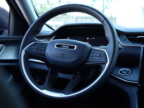 Used 2023 Jeep Grand Cherokee Laredo image 8