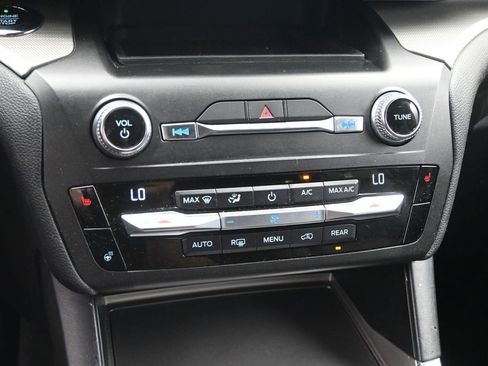 Used 2020 Ford Explorer XLT w/ Equipment Group 202A AWD/4WD image 19