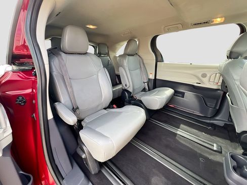 Used 2023 Toyota Sienna XLE FWD image 24