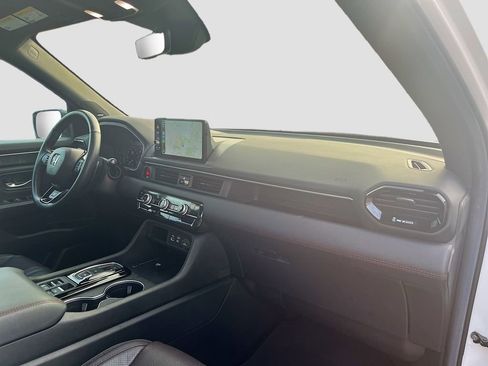 Used 2025 Honda Pilot Black Edition image 33