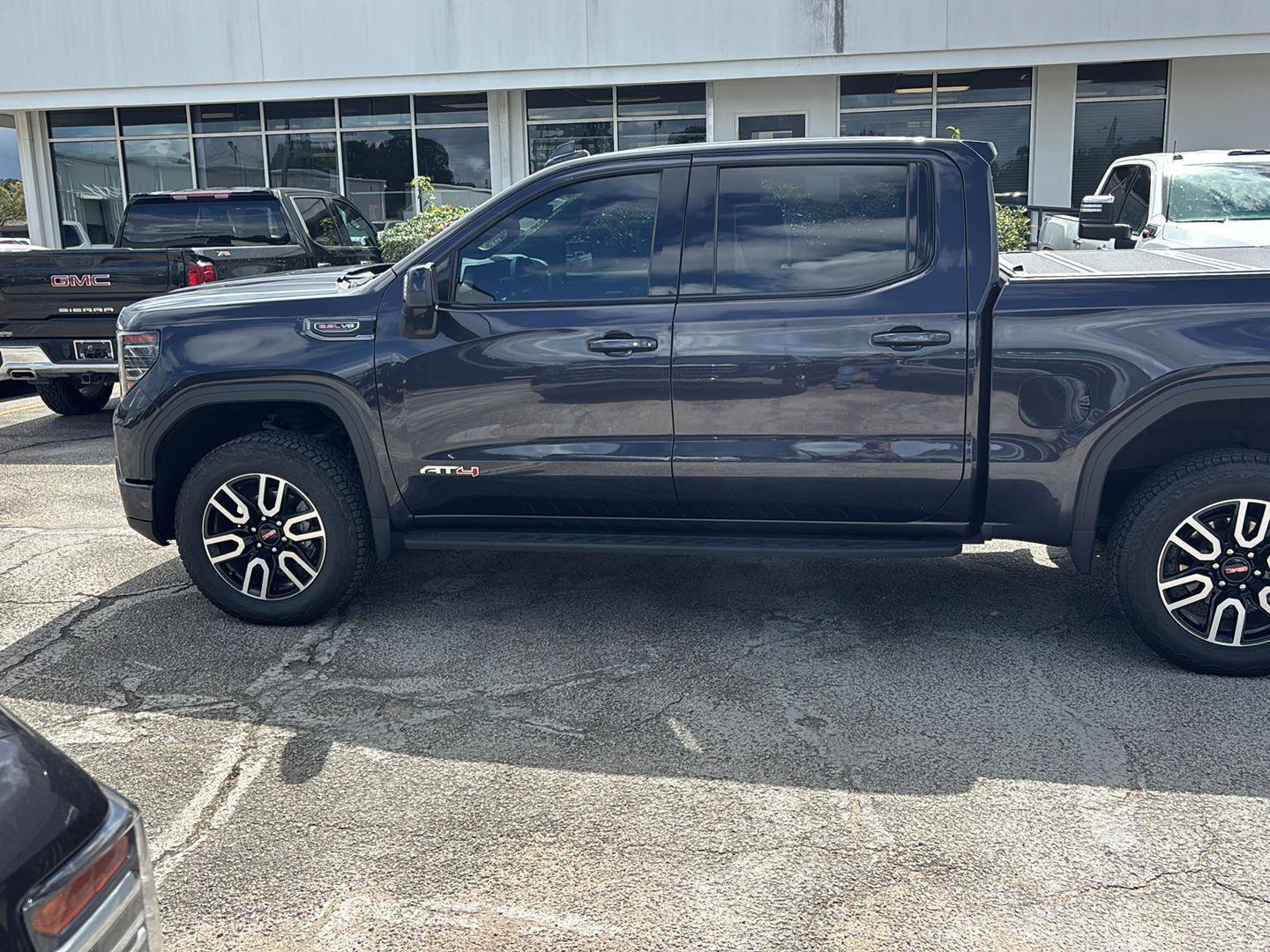 Used 2023 GMC Sierra 1500 AT4 w/ AT4 Premium Package AWD/4WD image 4