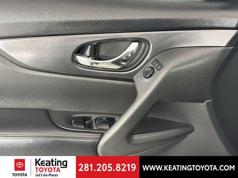 Used 2020 Nissan Rogue SV FWD image 12