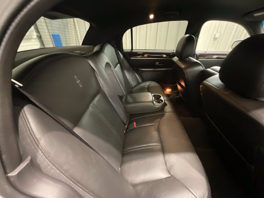 Used 2008 Lincoln Town Car Signature Limited RWD image 16