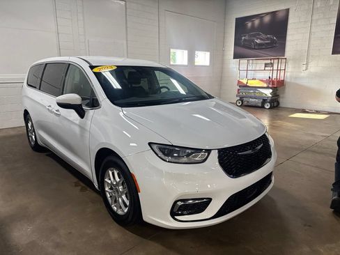 Used 2023 Chrysler Pacifica Touring-L FWD image 4